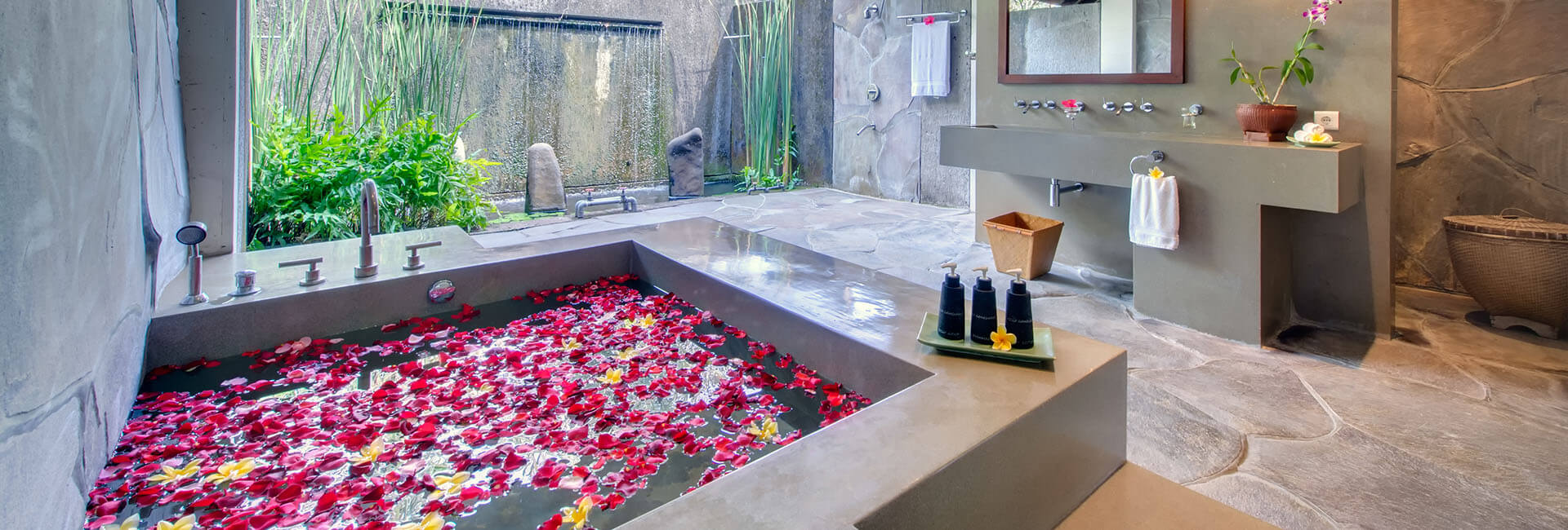 Samadhana - Main house guest bathroom